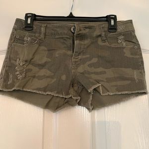 Tilly’s Vanilla Star Camo shorts Sz 7 💚